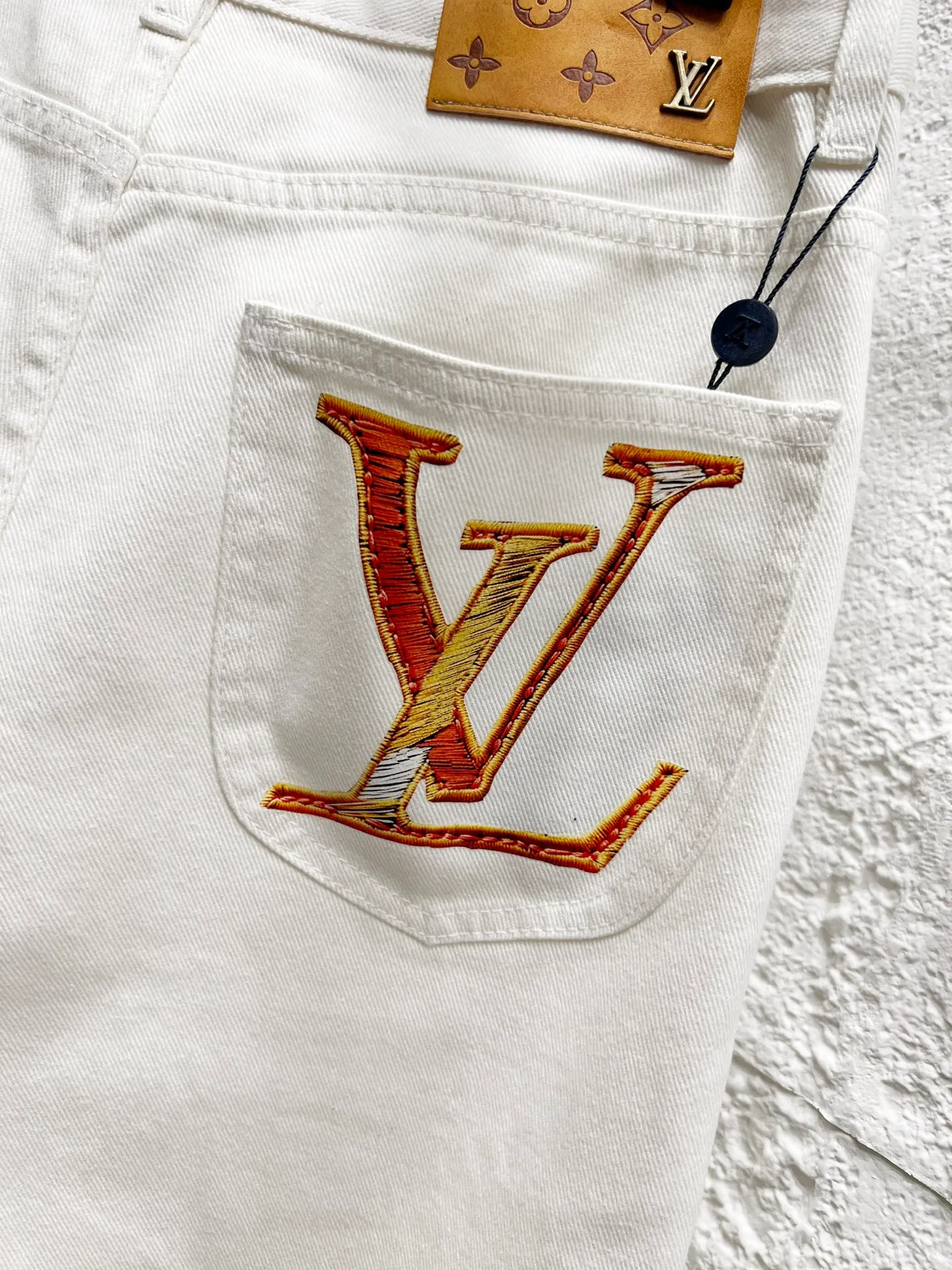 🅿️260 Style number: H946 LOUIS VUITTON & Louis Vuitton LV 25Fw jeans with patterned logo print on the back pocket. They are hand-positioned, hollowed out and frayed. The lining is decorated with custom presbyopic patches. A full set of new accessories are customized simultaneously, with perfect details. The overall texture is high-end and fashionable, an unreplicable work of art, exclusive first shipment, extremely popular heavy-duty design, and customized hardware accessories. A must-have for high street luxury travel!  Size: 28-30-32-34-36 Color: white